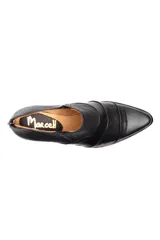 Zapato de cuero negro con puntera cuadrada, taco bajo y cierre trasero.
