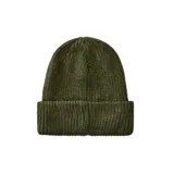 Gorro de lana verde con etiqueta negra con el logo de la marca en el frente.