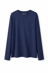 Remera de manga larga con cuello redondo, confeccionada en tejido de algodón liso.