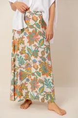 Pollera larga con estampado floral colorido sobre base off-white, de corte recto y largo hasta los tobillos.