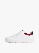 Zapatillas de estilo retro baloncesto Tommy Hilfiger, de corte bajo, confeccionadas en piel y poliuretano. Presentan un diseño en color blanco con paneles en contraste en color granate y azul marino en el talón. Cuentan con suela gruesa de goma, detalle de ventilación en la parte superior y logo de la marca en el lateral y la lengüeta.