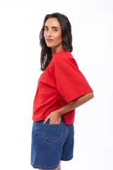 Blusa roja de mangas 3/4 y escote en V.