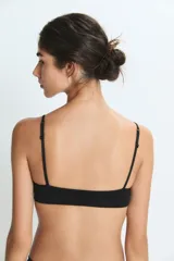 Top deportivo de diseño minimalista, sin costuras, con escote en V y breteles finos. Confeccionado en tejido elástico de tacto suave.