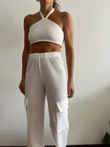 Pantalón de tejido calado color blanco, de corte recto con bolsillos cargo laterales.
