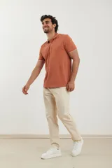 Chomba azul marino de piqué con cuello clásico y tapeta de dos botones. Detalles de ribete blanco en cuello y mangas.