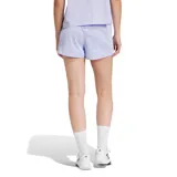 Short deportivo Adidas color lila con cintura elástica acanalada y logo estampado en la pierna.