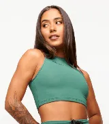 Top deportivo blanco de corte cropped, con cuello alto y logo estampado en el frente.
