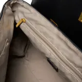 Cartera tipo satchel negra de material sintético (PU) con forrería textil. Presenta un compartimento principal amplio con cierre de solapa y herraje metálico dorado. Incluye bolsillo interno con cierre, correa larga regulable y desmontable, y logo XL aplicado en el frente.