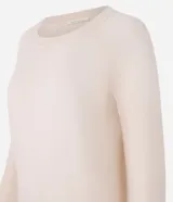 Suéter de punto color marrón chocolate, con cuello redondo y mangas largas con puños acanalados. Presenta un diseño básico y versátil de corte recto.