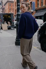 Jersey de punto liso color azul marino, con cuello redondo y manga larga. Acabados en rib.