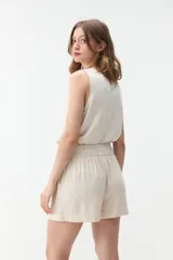 Short azul marino de corte clásico con cintura elástica fruncida y bolsillos laterales.