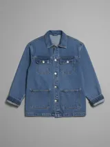 Campera de jean azul con cuatro bolsillos frontales y cierre con botones.