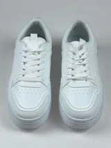 Championes blancos de estilo casual, con cordones y suela de goma.