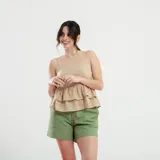 Blusa beige de breteles finos con bordado de flores y volados en el ruedo.