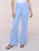 Pantalón jogger flare de tejido de punto con textura en relieve y tiro alto con pretina elastizada. Cuenta con corte de pierna ancha y tajos laterales en los tobillos.