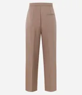Pantalón de sastrería negro de corte recto y tiro medio, con pliegues delanteros y bolsillos laterales.