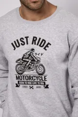 Buzo gris melange de cuello redondo con estampa frontal en color negro de una motocicleta junto a la inscripción "Just Ride Motorcycle".