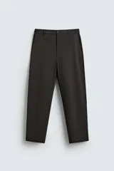 Pantalón de corte regular fit, color negro, confeccionado en tejido elástico. Presenta cintura elástica, cierre frontal con cremallera y botón, bolsillos laterales y bolsillos traseros de vivo.