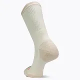 Medias de caña alta color beige, con talón y puntera reforzados en tono tostado. Presentan diseño de canalé en la caña, elástico superior con líneas horizontales, y estampado lateral con texto y símbolos alusivos al senderismo.