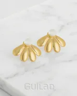 Caravanas de acero con baño de oro, diseño en forma de pétalos con una perla central.