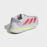 Championes de running Adidas Adizero SL2, diseñados con un exterior de malla técnica blanca y las icónicas tres tiras en color rosado. Incorporan tecnología de amortiguación Lightstrike Pro en la mediasuela con detalles en amarillo neón y suela de caucho para mayor tracción.