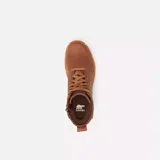 Bota de caña media Sorel, confeccionada en piel de plena flor impermeable color tostado. Presenta cierre de cordones con ojales metálicos, tirador en el talón y una suela de caucho moldeado con diseño robusto y dentado.