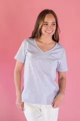 Remera básica de algodón con cuello en V y manga corta.