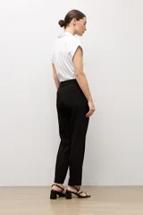 Pantalón slim sastrero de color negro, con diseño clásico de corte ajustado y tiro mid.