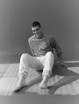 Pantalón jogging de tejido circular con cintura elástica y cordón ajustable. Presenta puños elastizados en el ruedo y bolsillos laterales.