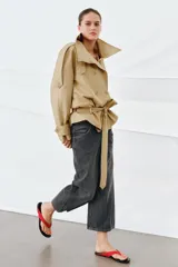 Jeans de tiro medio con diseño culotte y pierna ancha. Presenta un estampado de rayas verticales a contraste, cierre frontal con cremallera y botón, trabillas en la cintura y cinco bolsillos.