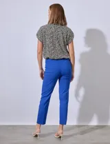 Pantalón de vestir verde esmeralda, de corte recto, con bolsillos laterales y traseros.