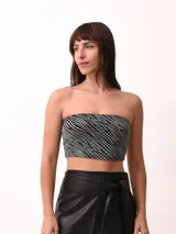Top bandeau negro con estampado animal print tipo cebra en tonos plateados, corte ajustado y corto.