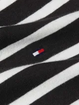 Remera de manga corta con cuello en V, confeccionada en tejido 1x1 rib, con diseño de rayas horizontales en blanco y negro. Presenta un pequeño logo bordado de Tommy Hilfiger en el pecho.