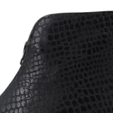 Botín negro de cuero con textura tipo reptil, cierre frontal con cremallera y taco de madera.