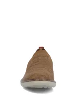 Zapatos slip on color marrón de tejido textil con refuerzo de cuero en el talón y suela gris clara.