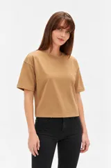 Remera de manga corta de algodón, de corte ancho y cuello a la base en color blanco.