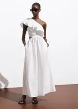 Vestido midi color blanco de diseño evasé y corte asimétrico con un hombro descubierto. Cuenta con un volante grande en el escote, detalles cut-out en la cintura y falda larga y amplia con bolsillos.
