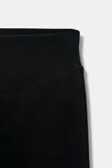 Leggings de tiro alto con cintura elástica y costuras decorativas a tono.