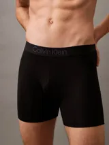 Pack de tres bóxers largos Calvin Klein Ultra Soft Modal, confeccionados en modal suave y elástico. Incluye un bóxer azul marino, uno gris y uno negro. Todos con cinturilla elástica con logo Calvin Klein en tono sobre tono.
