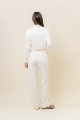 Jean de corte recto y tiro medio en color crudo. Cuenta con diseño clásico de cinco bolsillos, cierre frontal con botón y cremallera, y pasacintos.