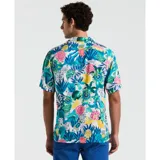 Camisa de manga corta con cuello cubano y estampado floral con motivos de frutas y hojas en tonos turquesa, amarillo, rosa y blanco.