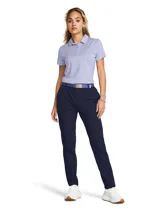 Pantalón deportivo Under Armour modelo UA Drive, de corte ajustado y diseño técnico. Confeccionado en tejido de sarga elástico con tecnología repelente al agua, cuenta con cintura elástica, cuatro bolsillos funcionales y cierre de bragueta.