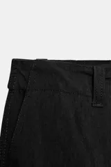 Pantalón de tiro medio color negro con trabillas en la cintura, bolsillos laterales ocultos y pierna recta. Cierre frontal con cremallera, botón y ganchos metálicos.