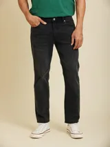 Pantalón de jean de corte recto, color gris oscuro con efecto desgastado.