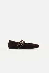 Ballerinas de cuero color camel con diseño de doble tira con hebillas metálicas y punta cuadrada.