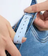 Pantalón de jean femenino azul claro, modelo flare, con silueta ajustada en caderas y muslos, y acampanado desde la rodilla. Cuenta con cintura media, cierre de botón y cremallera, bolsillos delanteros curvos y bolsillos traseros tradicionales. Confeccionado en algodón más sostenible con elastano.