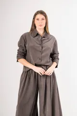 Camisa gris topo de poplin, corte amplio y suelto a la altura de la cadera.