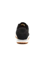 Championes Caterpillar modelo Ventura, color negro con detalles en blanco y suela color caramelo. Confeccionados en gamuza y lona, con cierre de cordones y suela de goma de alta tracción.