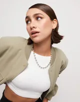 Collar de cuentas esféricas metálicas con baño de oro de 18k, con cierre de tipo hormiga.