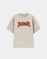 Remera de corte oversize color beige con efecto stone wash y estampa frontal con tipografía estilo metal en color bordó.